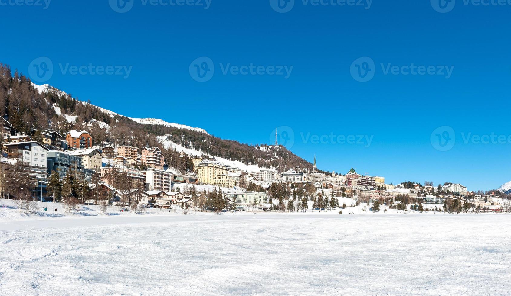 Blick auf die Stadt Sankt Moritz nach starkem Schneefall foto