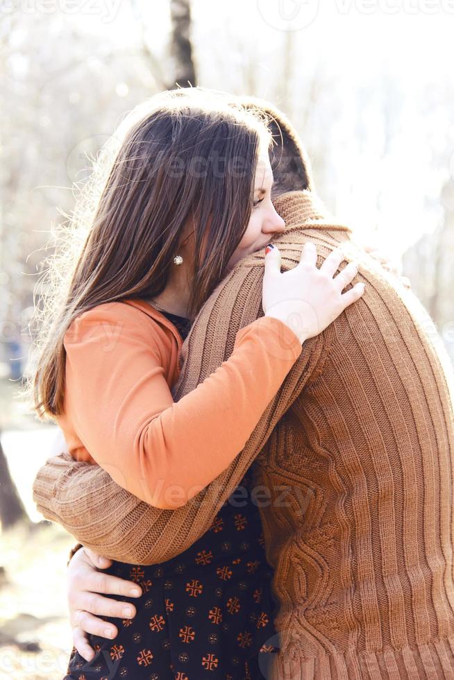 glückliche frau umarmt ihren mann am valentinstag foto