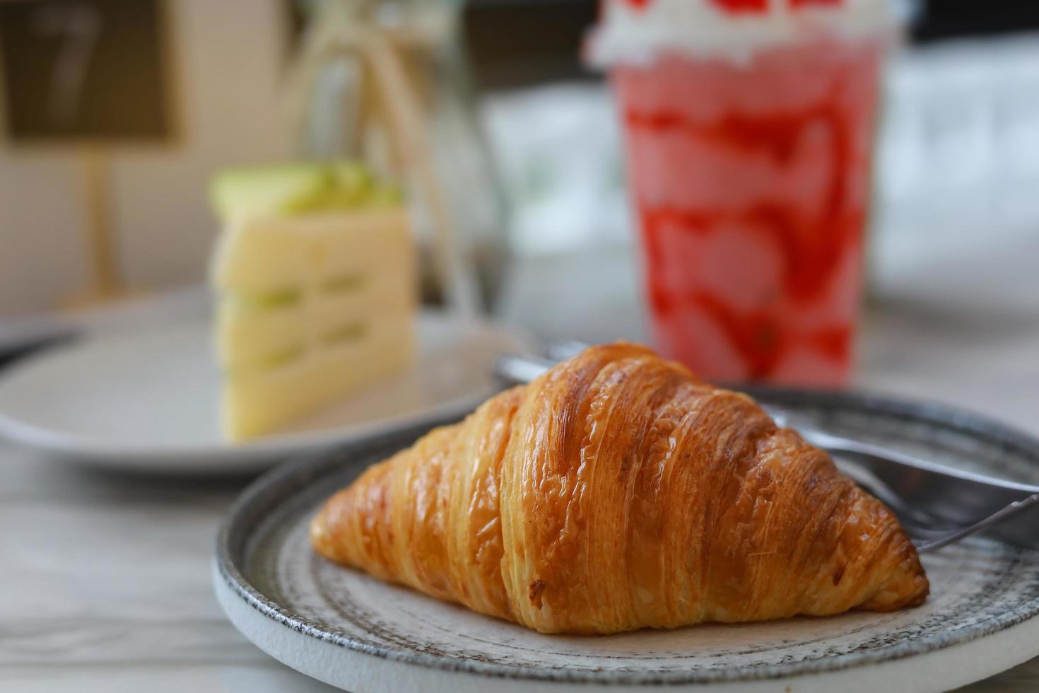 frisch gebackenes Croissant glänzend im Kaffeecafe foto