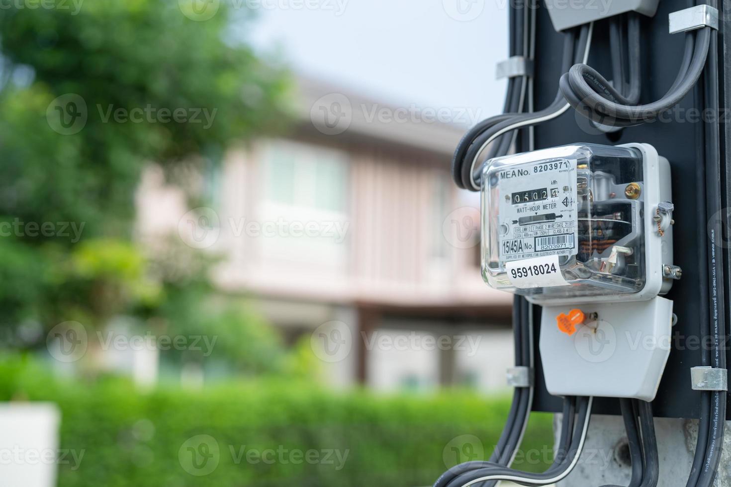 Elektrischer Leistungsmesser für Energiekosten zu Hause und im Büro. foto