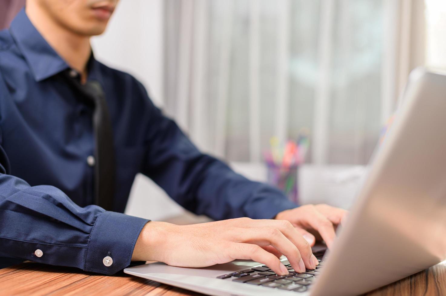 Geschäftsmann mit Notebook-Computer im Büro foto