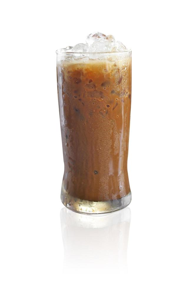 gefrorener thailändischer Cappuccino im Glas auf weißem Hintergrund foto