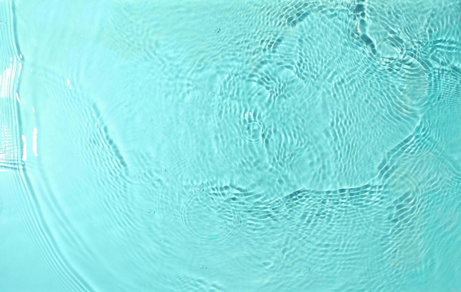 Textur von Spritzwasser auf pastellfarbenem Hintergrund foto