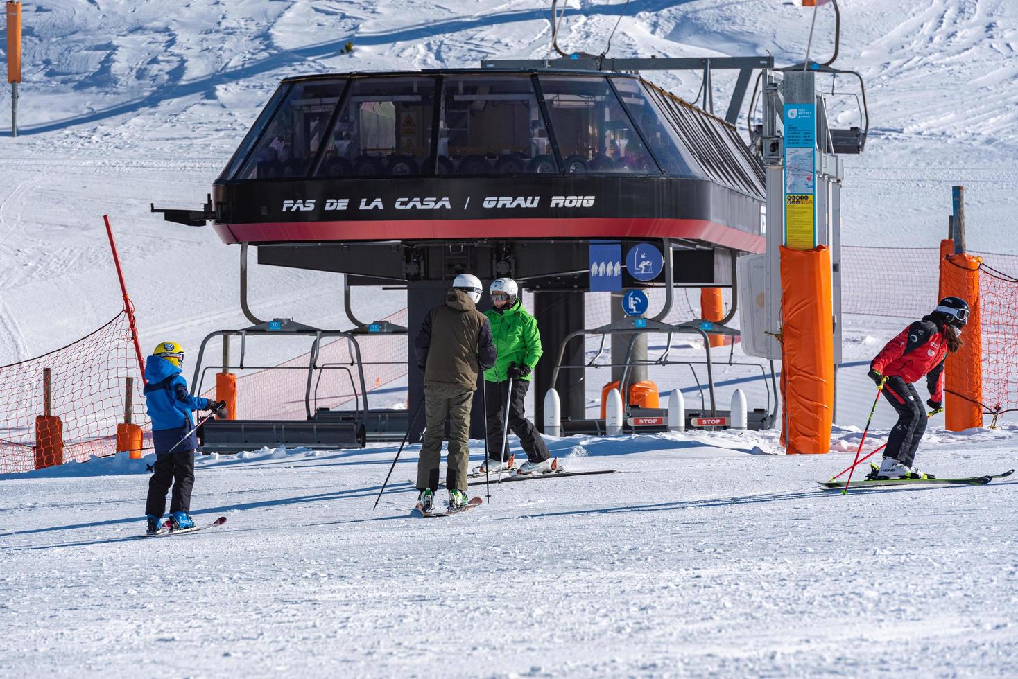 grandvalira, andorra 2021 leute skifahren, grandvalira pyrenäen station foto