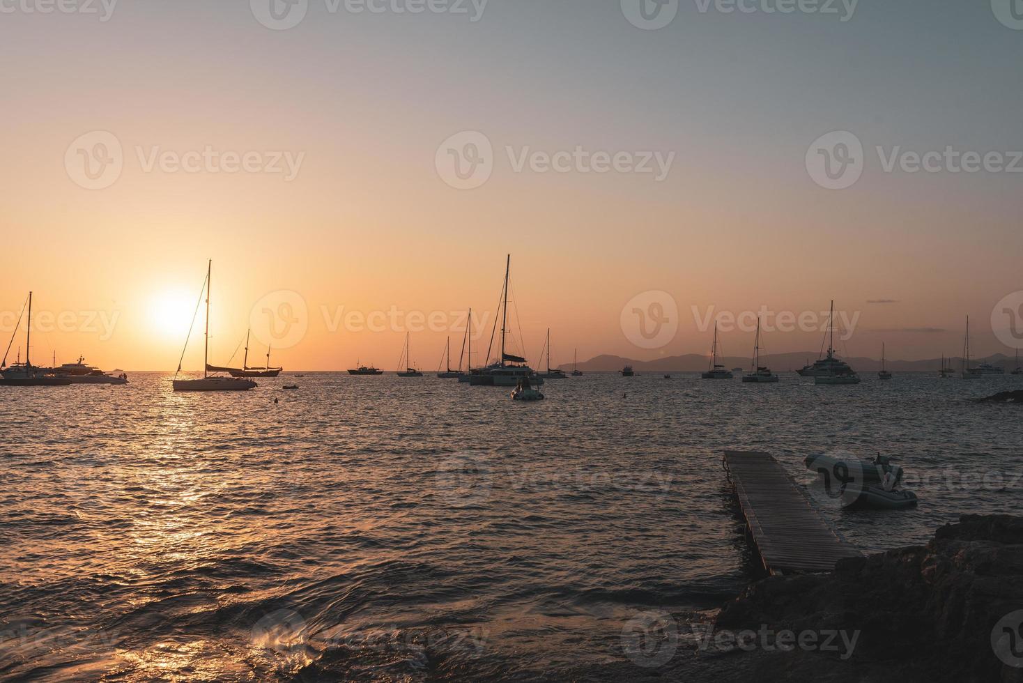 Sonnenuntergang am Strand von Ses illietes auf der Insel Formentera im Sommer 2021 foto