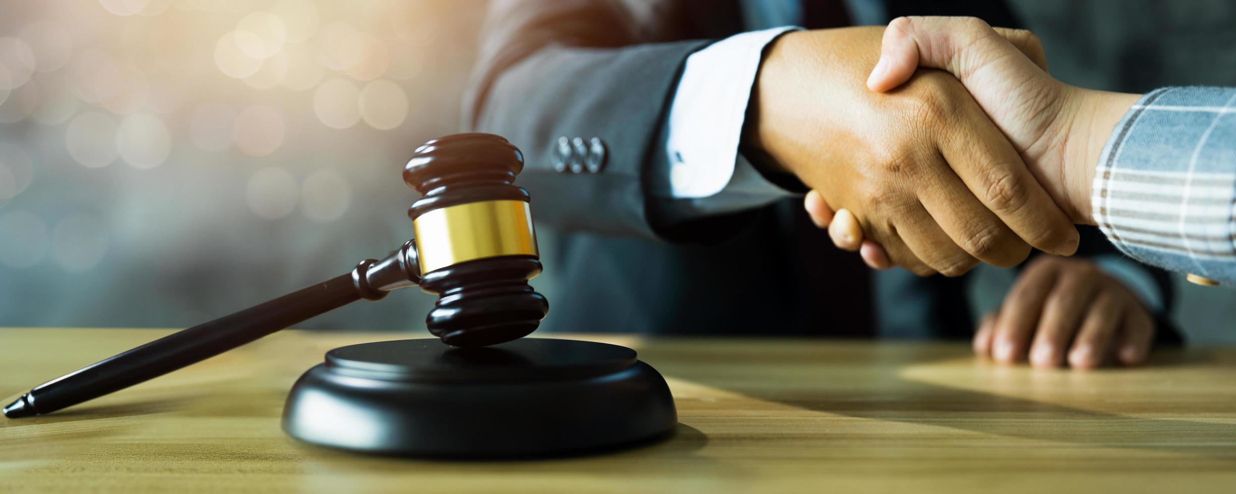 Rechtsberater oder Rechtsanwaltsassistent schütteln dem Klienten oder Kunden nach erfolgreichem Urteil die Hand und gewinnen, Konzept für Recht und Gerechtigkeit foto