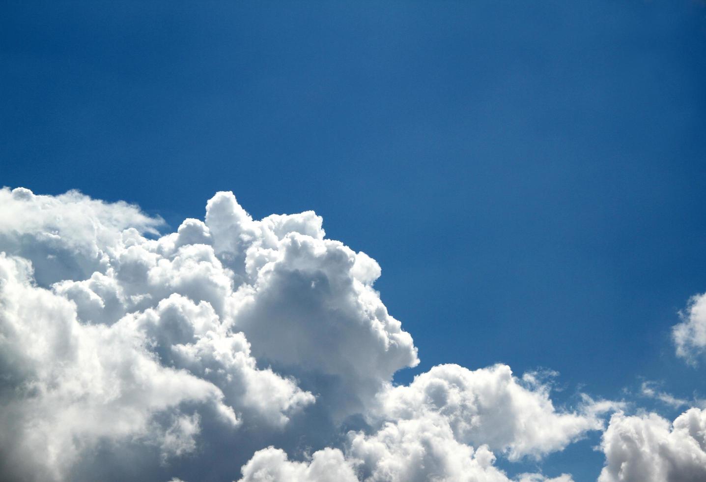 blauer Himmel mit großem Schnee - weiße Wolken foto