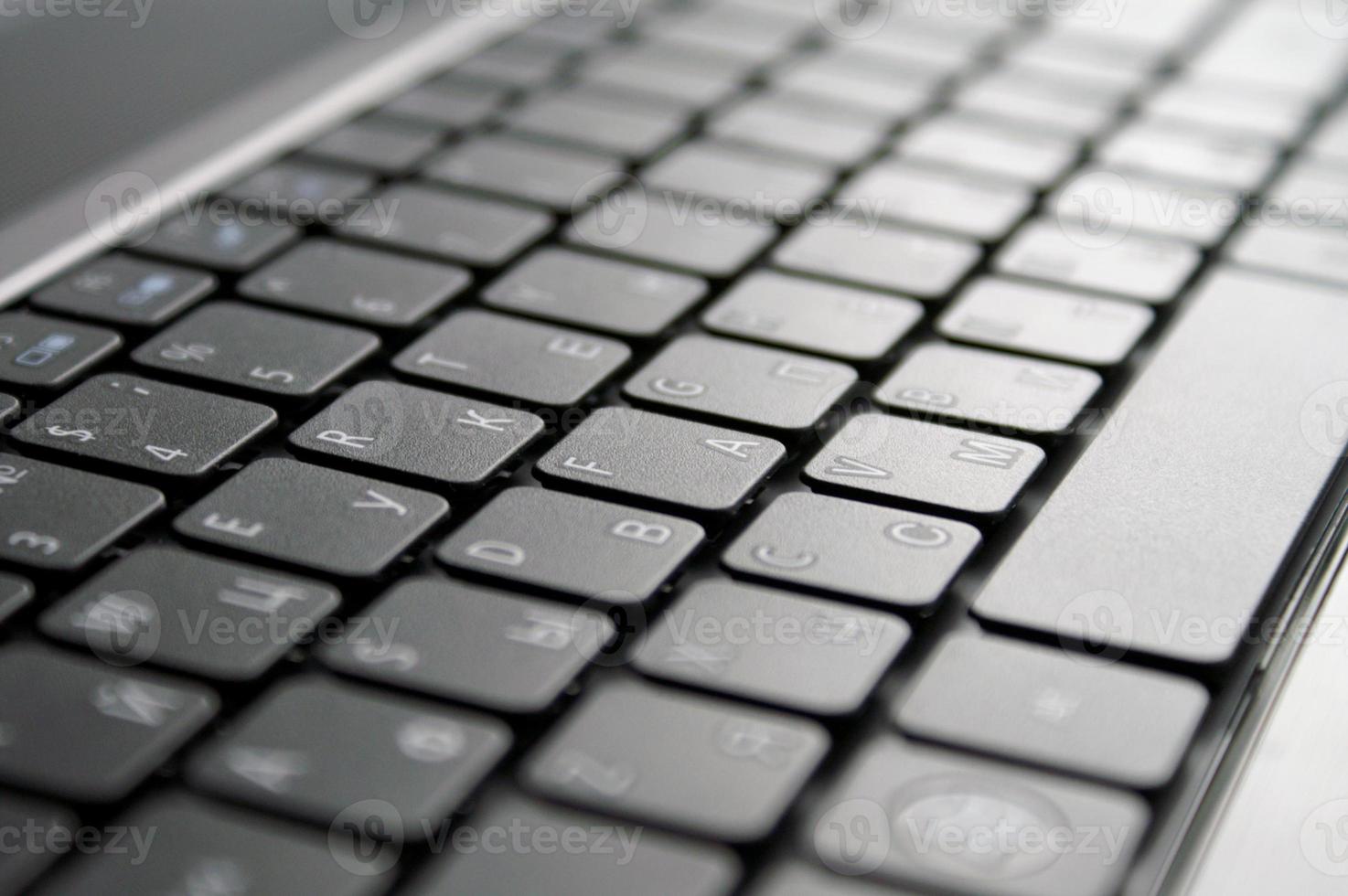 sauberer neuer laptop mit russischer tastatur foto