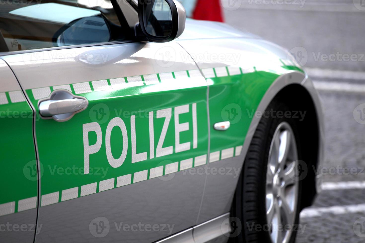 silberner Polizeistreifenwagen mit grüner Plakette foto