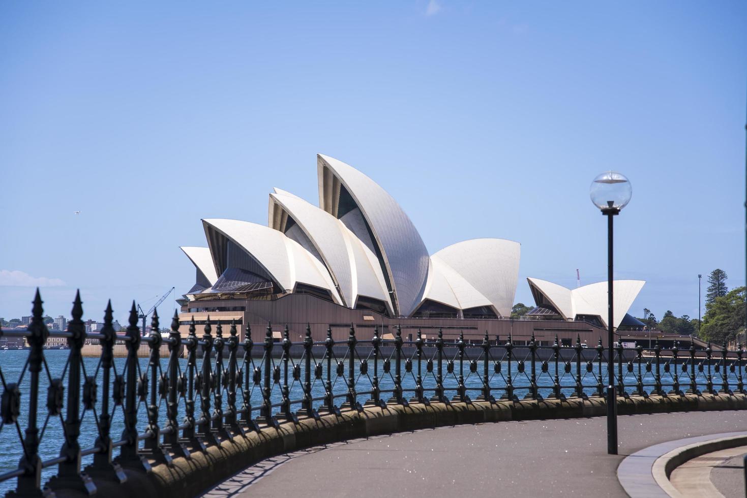 Sydney, Australien, 2015 - Blick auf das Opernhaus von Sydney in Sydney, Australien. es wurde vom dänischen architekten jorn utzon entworfen und am 20. oktober 1973 eröffnet. foto