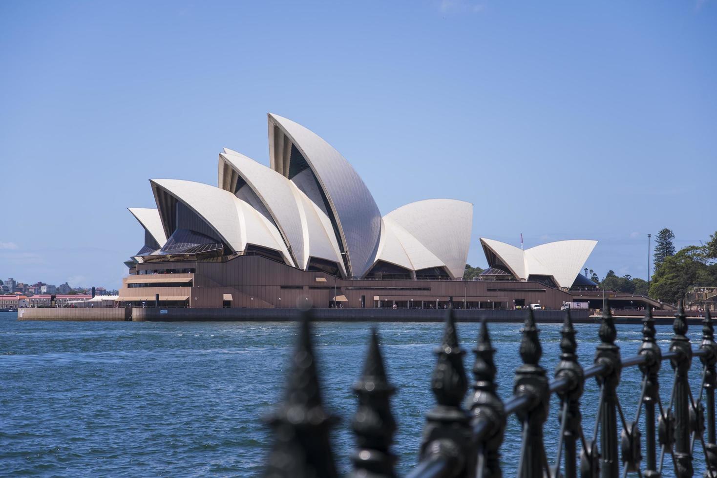 Sydney, Australien, 2015 - Blick auf das Opernhaus von Sydney in Sydney, Australien. es wurde vom dänischen architekten jorn utzon entworfen und am 20. oktober 1973 eröffnet. foto