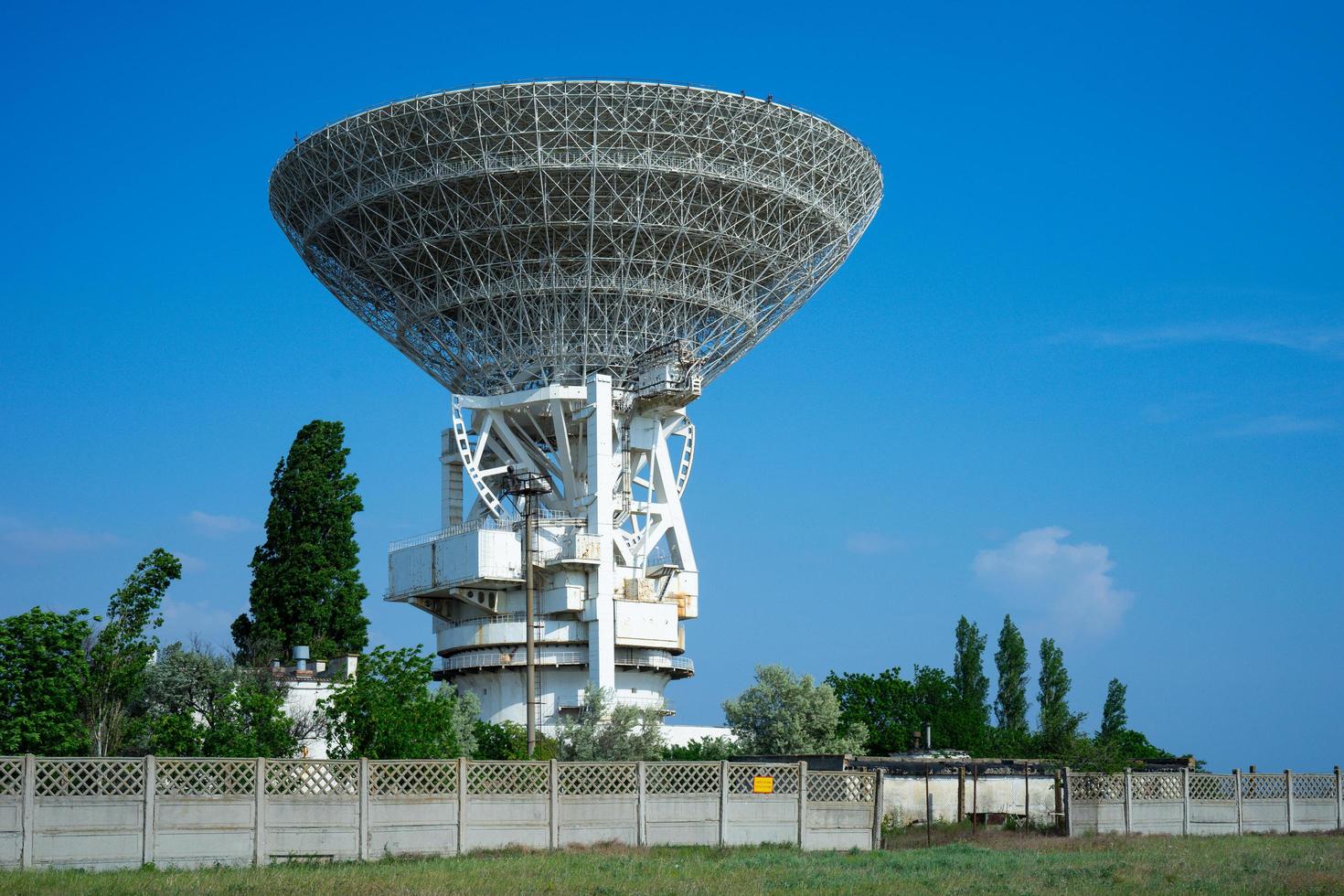 Naturlandschaft mit Blick auf das Radioteleskop RT-70. foto