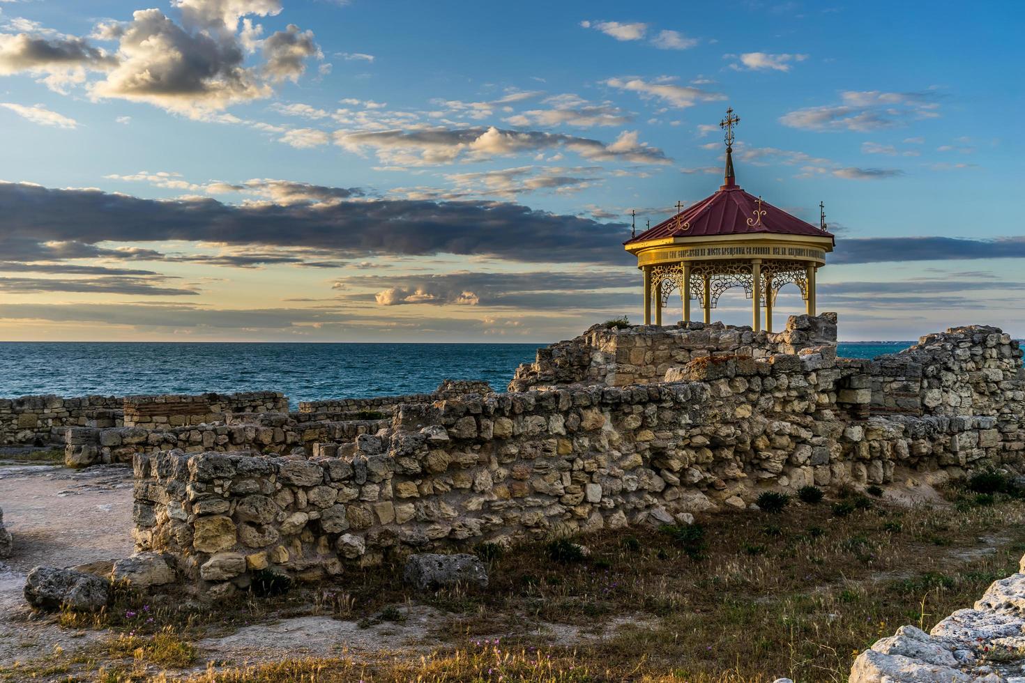 schöne Landschaft mit Sonnenuntergang und königlichem Pavillon foto