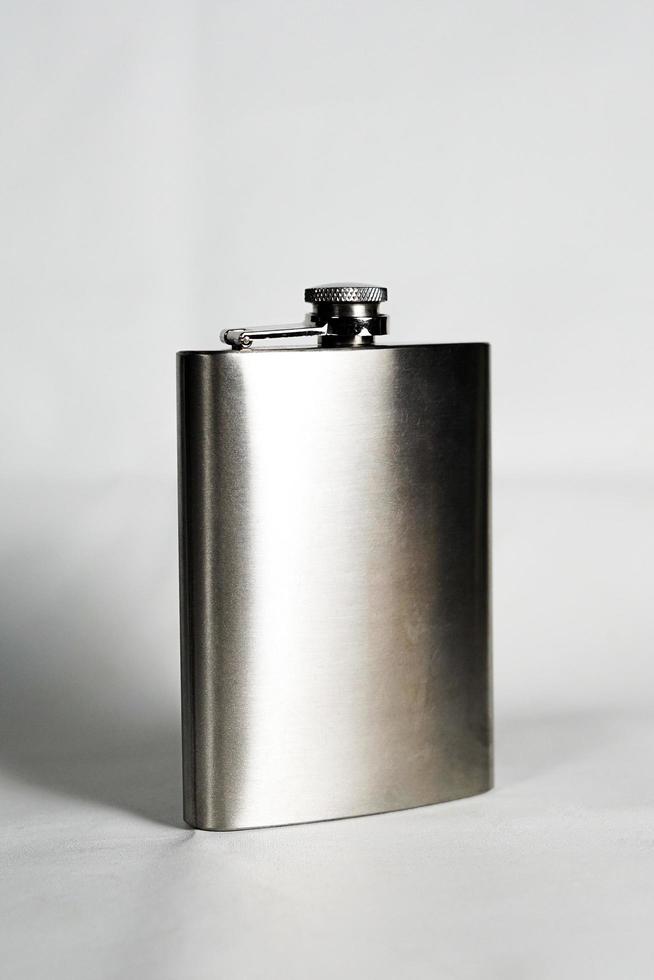 eine vollständige Ansicht eines Metall Flachmanns für Schnaps. eine rostfreie Flasche für komplexen Alkohol, die in die Hüfttasche gesteckt werden kann. foto