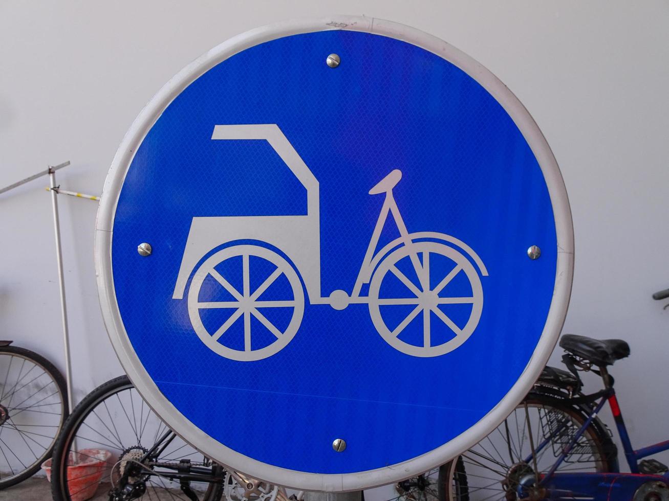 ponorogo 2021. ein zeichen für das parken von fahrradfahrrädern an öffentlichen plätzen. foto