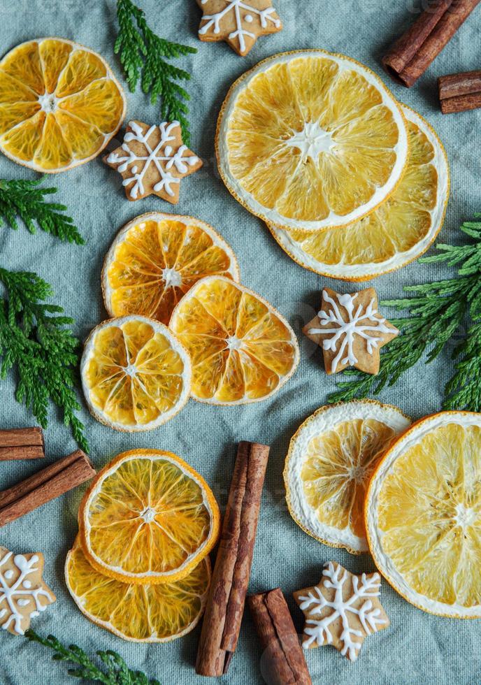 Anordnung von trockenen Orangen, Lebkuchen und Zimtstangen. foto