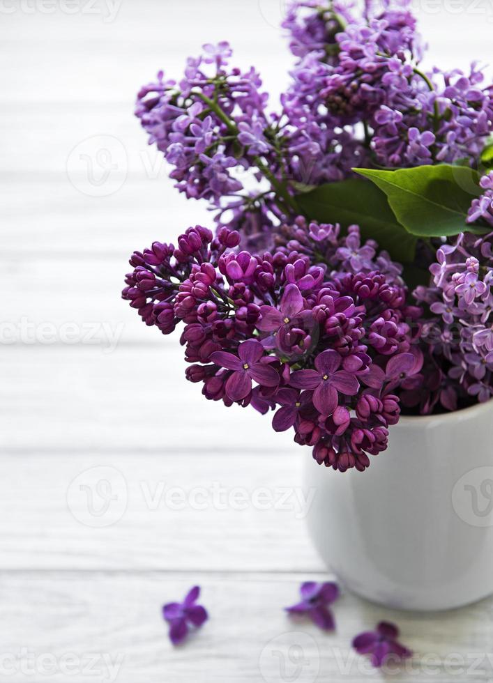 Frühlingsstrauß. luilac Blumen in einer Vase foto