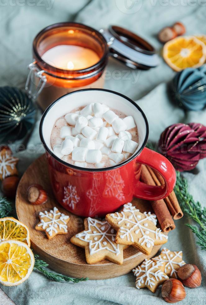 weihnachtlicher heißer kakao in der roten tasse foto