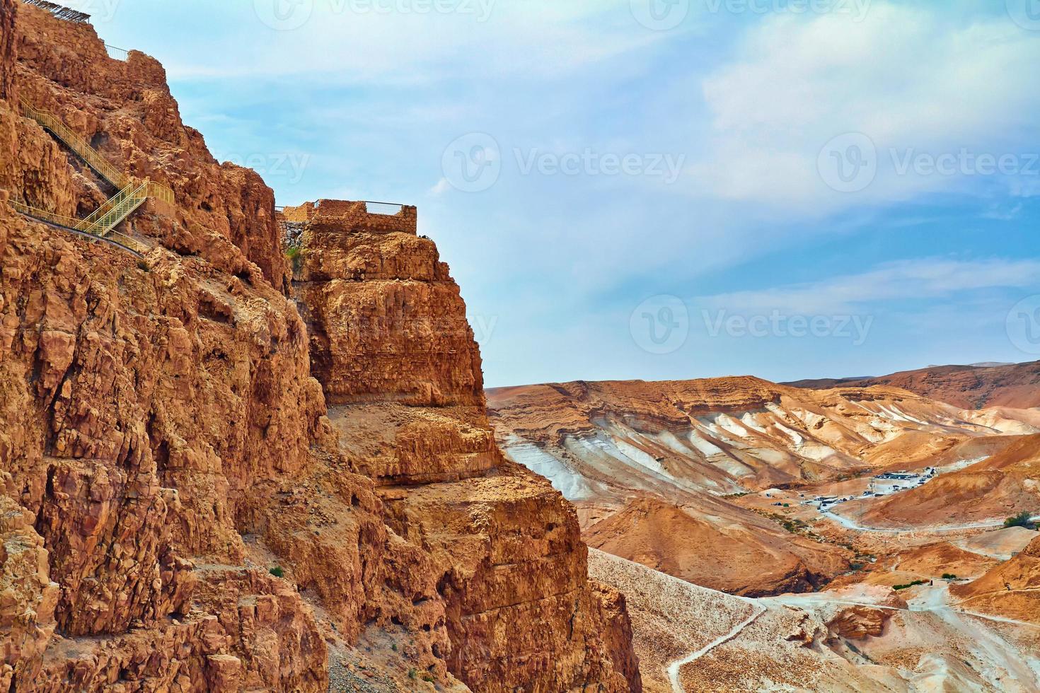 Malerische Aussicht auf den Berg Masada in der Judäischen Wüste in der Nähe des Toten Meeres, Israel. foto