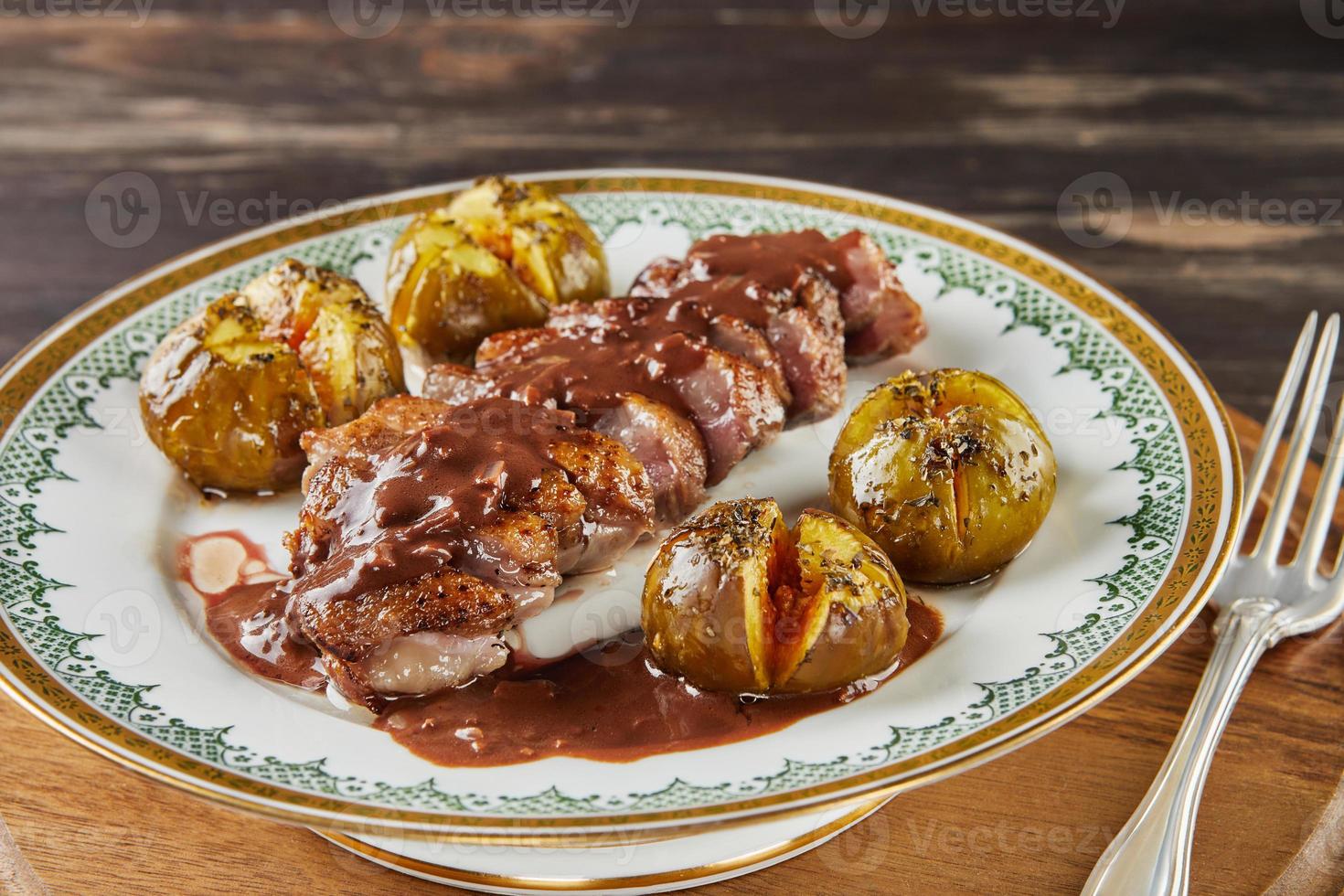 Entenbrust mit gebackenen Feigen und Schokoladensauce. französische Gourmetküche foto