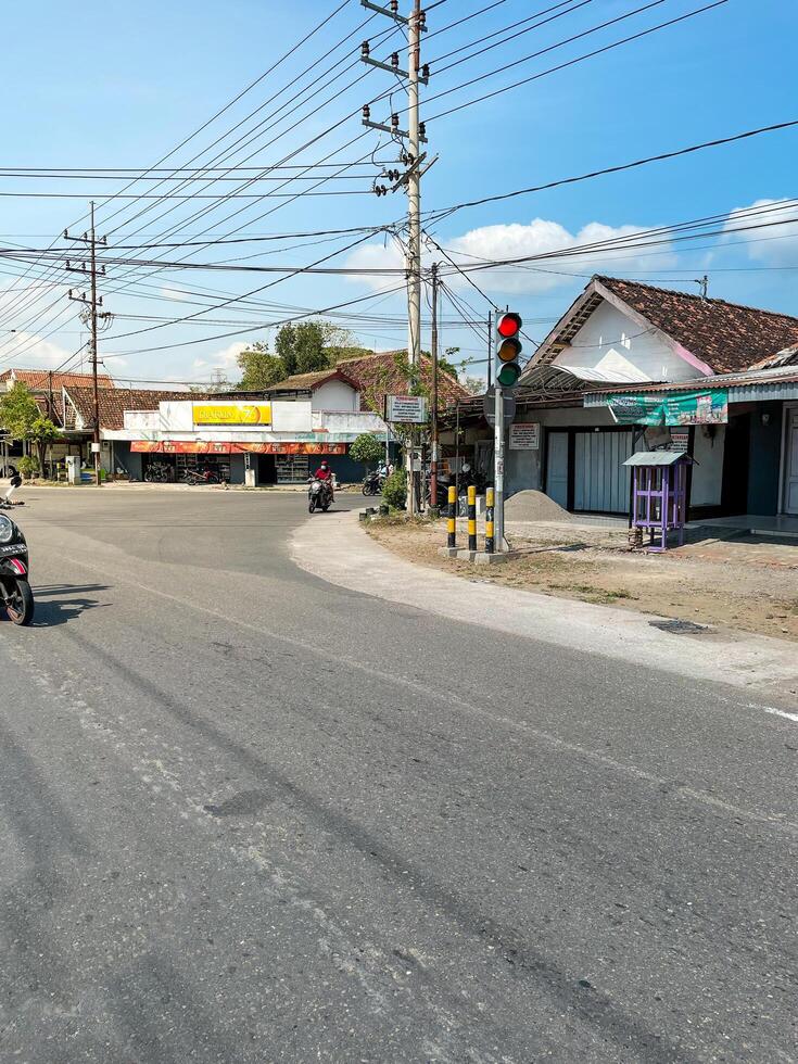 eine Ampel in Rot. Eine Ampel ist unerlässlich, um den Verkehr in der Stadt zu steuern. moderne Ampel an der Kreuzung. foto