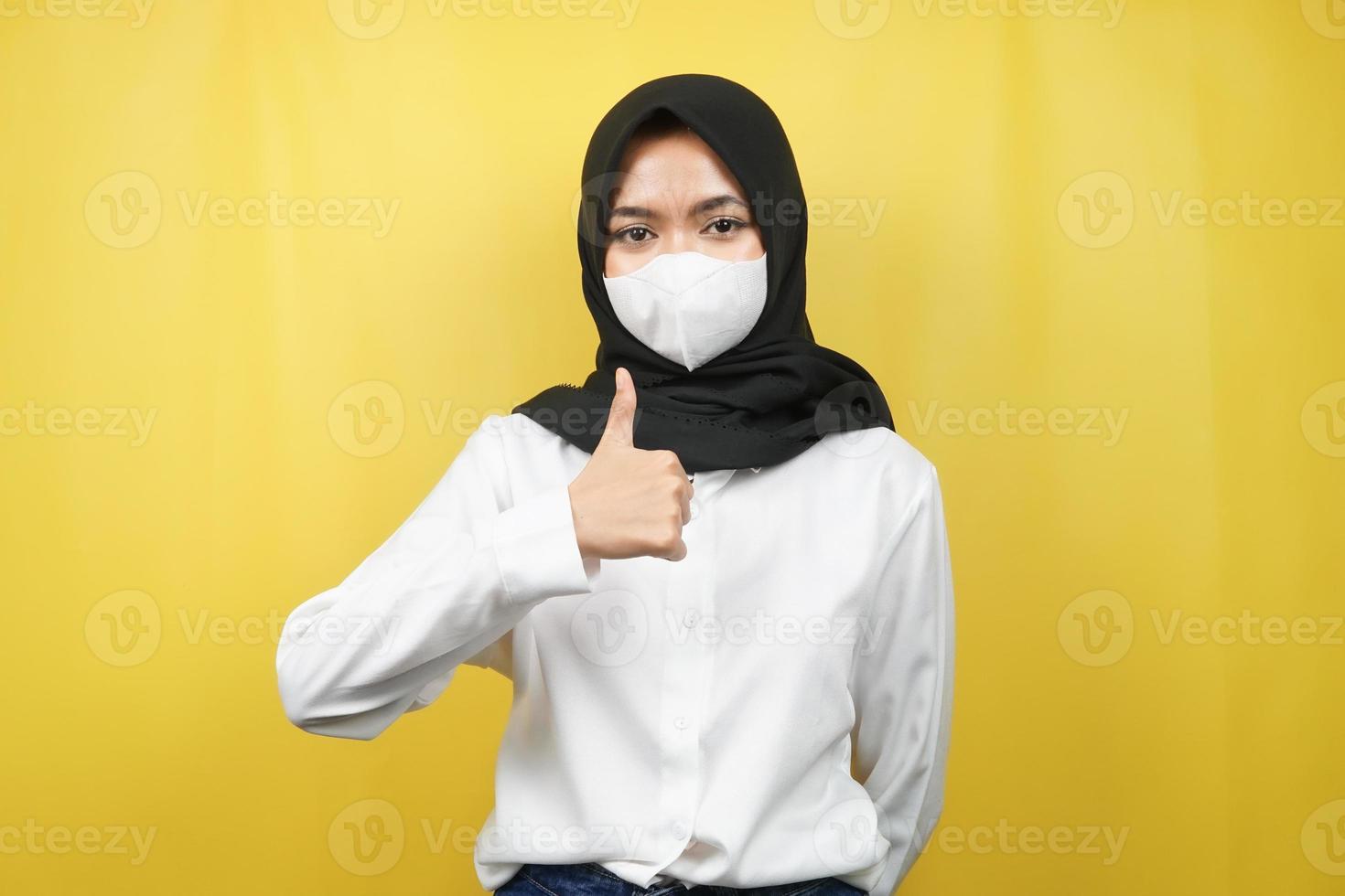 muslimische Frau mit weißen Masken, Anti-Corona-Virus-Bewegung, Anti-Covid-19-Bewegung, Gesundheitsbewegung mit Masken, mit Händen, die ein gutes Zeichen zeigen, gute Arbeit, Erfolg, Sieg, isoliert foto