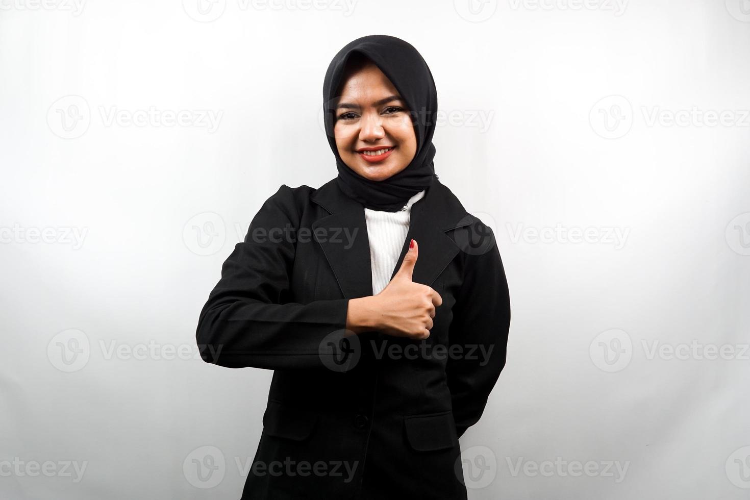 schöne junge asiatische muslimische geschäftsfrau mit daumen hoch hand, ok zeichen, gute arbeit, erfolg, glückwünsche, sieg, selbstbewusst lächelnd, enthusiastisch und fröhlich, kamera isoliert betrachtend foto