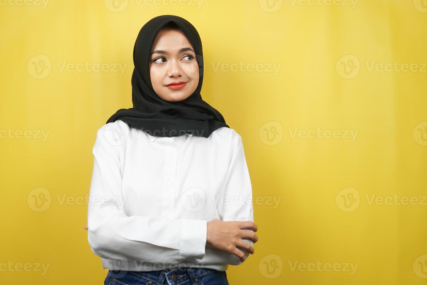 schöne junge asiatische muslimische frau schmollend, unzufrieden, verärgert, unglücklich, denkend, etwas stimmt nicht, mit leerem raum einzeln auf gelbem hintergrund foto