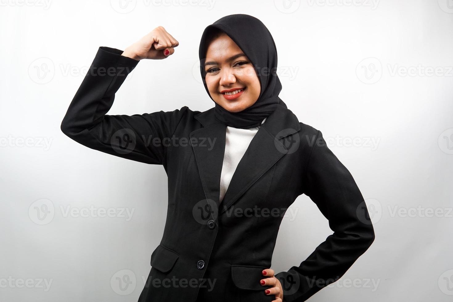 schöne asiatische junge muslimische geschäftsfrau mit angehobenen muskeln, kraftzeichenarme, isoliert auf weißem hintergrund foto