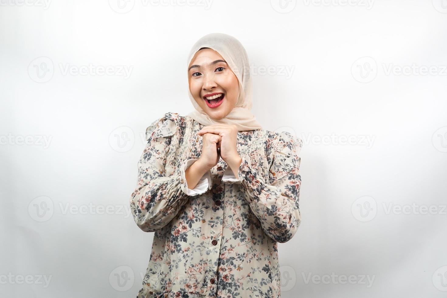 schöne junge asiatische muslimische frau schockiert, überrascht, wow-ausdruck, mit gefalteten händen, isoliert auf weißem hintergrund foto