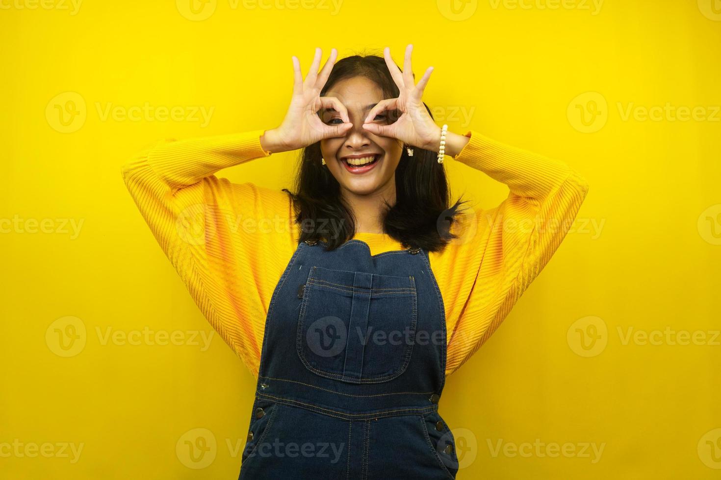 hübsche und süße fröhliche junge Frau, mit Brillenzeichen, auf etwas spähen, Fernglashände, isoliert foto