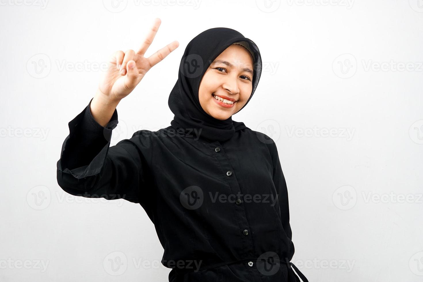 schöne junge asiatische muslimische frau schmollend mit v-signierten händen, ok, gute arbeit, vereinbarung, sieg, Blick in die Kamera isoliert auf weißem Hintergrund foto