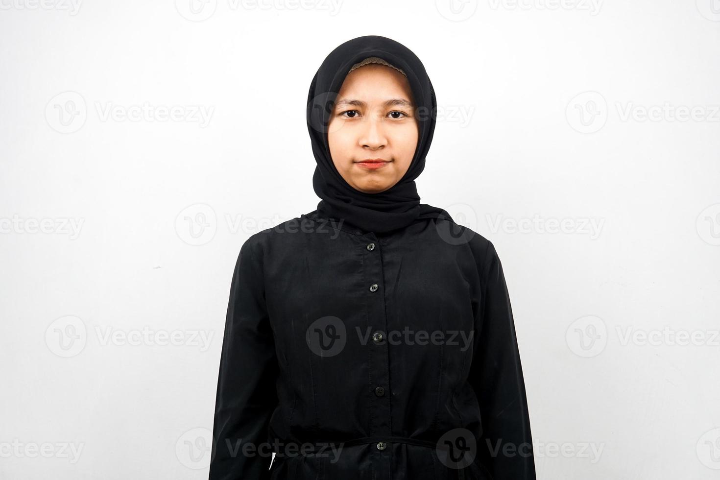 schöne junge asiatische muslimische frau isoliert auf weißem hintergrund foto