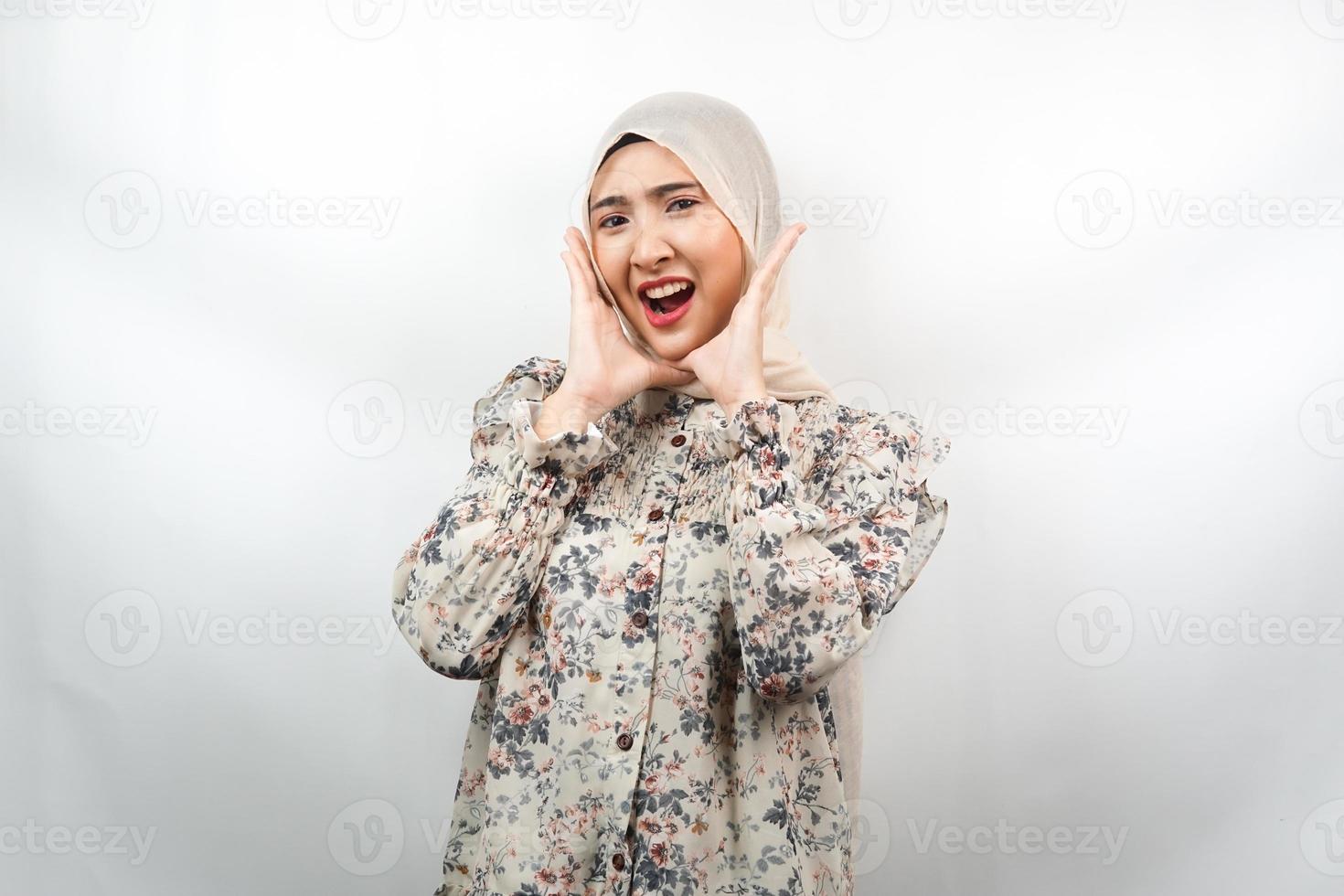 schöne junge asiatische muslimische frau schockiert, überrascht, wow-ausdruck, mit händen, die wange halten, isoliert auf weißem hintergrund foto