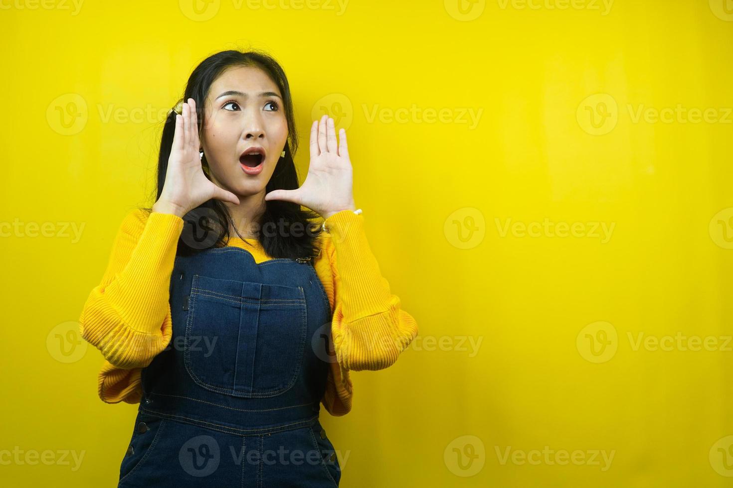 hübsche und süße junge Frau überrascht, schockiert, Wow-Ausdruck, Blick auf leeren Raum, etwas präsentieren, Produkt fördern, Werbung, isoliert foto