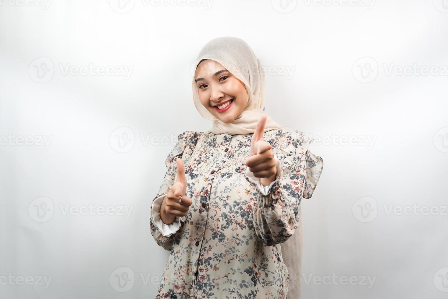 schöne junge asiatische muslimische frau, die selbstbewusst, enthusiastisch und fröhlich lächelt, mit den händen, die auf die kamera zeigen, die hände, die auf das publikum zeigen, die kamera isoliert auf weißem hintergrund foto