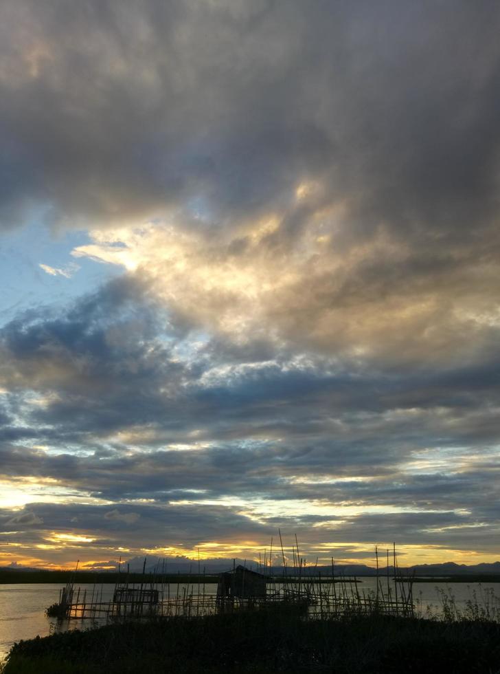 Nachmittags eine Aussicht auf den Limboto-See. Sonnenuntergang am Limboto See, Indonesien foto