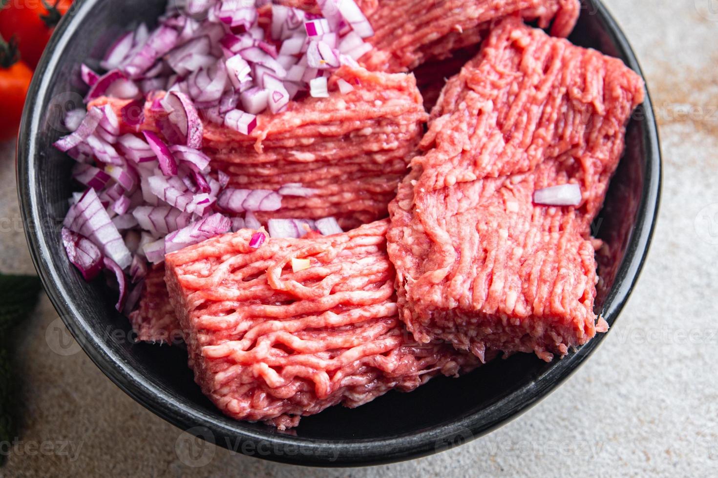 rohes Hackfleisch Hackfleisch Lamm, Schwein, Rindermehl foto