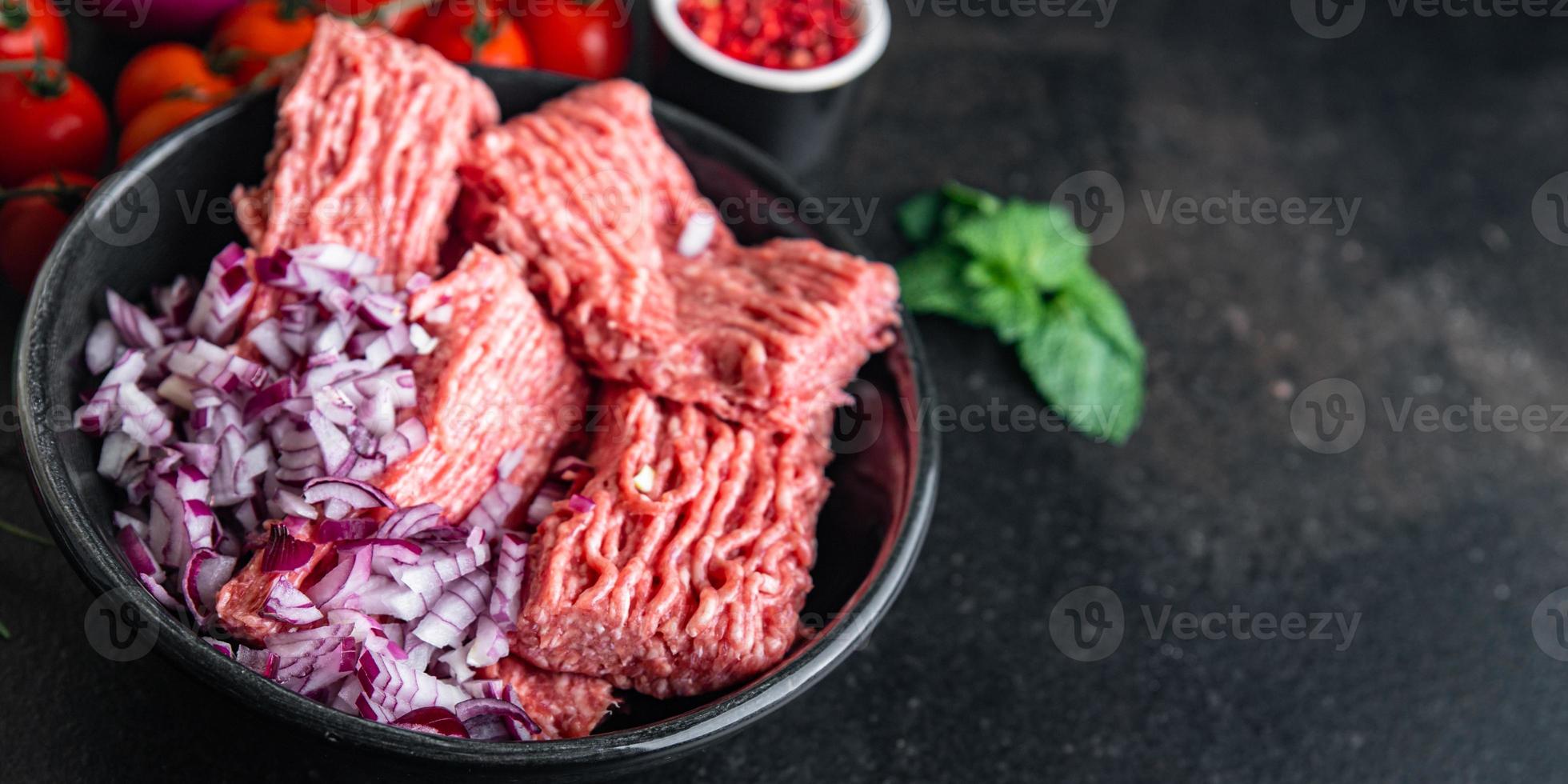 rohes Hackfleisch Hackfleisch Lamm, Schwein, Rindermehl foto