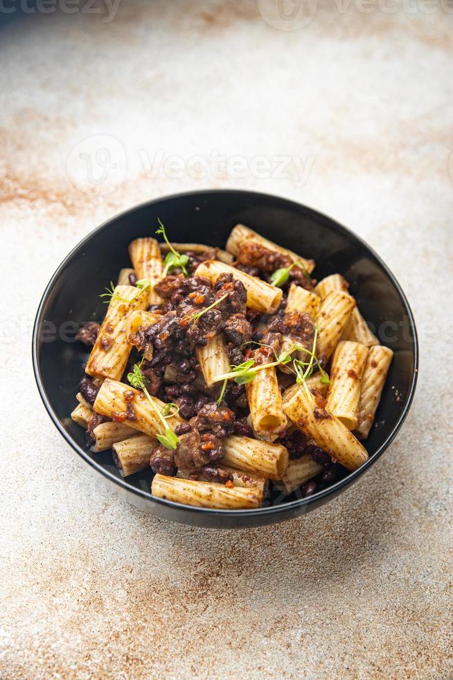 Fagioli-Nudeln mit Bohnen-Rigatoni oder Tortiglioni italienisches Essen foto