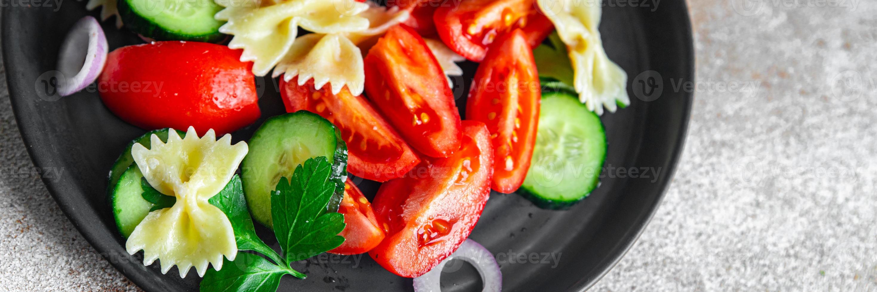 Nudelsalat Farfalle, Tomate, Gurke, Zwiebel Gesunde Mahlzeit Diät foto