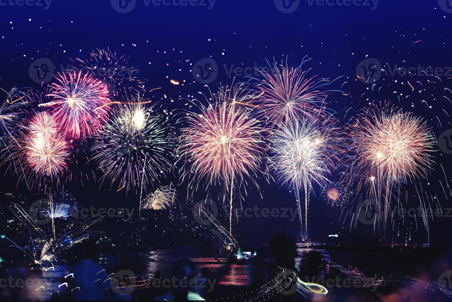 Hintergrund festliches neues Jahr mit Feuerwerk und Bokeh. Silvesterfeuerwerk am Strand. foto