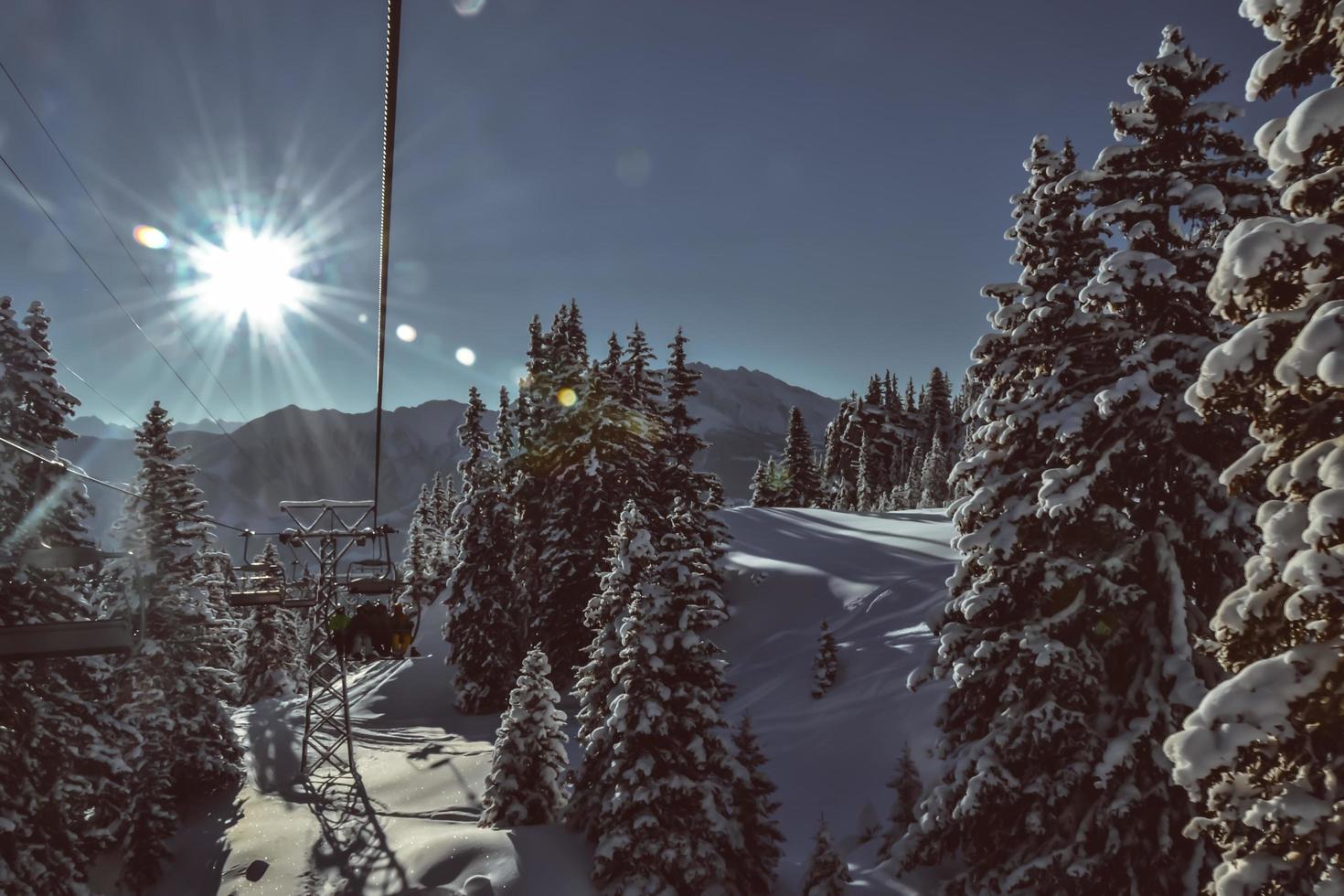 Winterparadies Neuschnee und Sonne foto