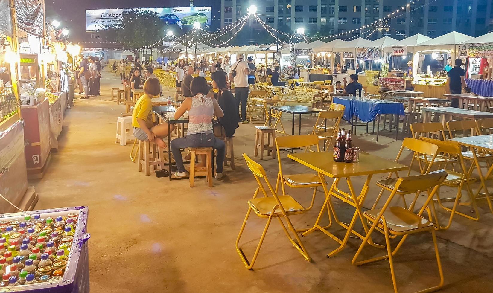 bangkok thailand 21. mai 2018 typisch thailändischer nachtmarkt streetfood huai khwang bangkok thailand. foto