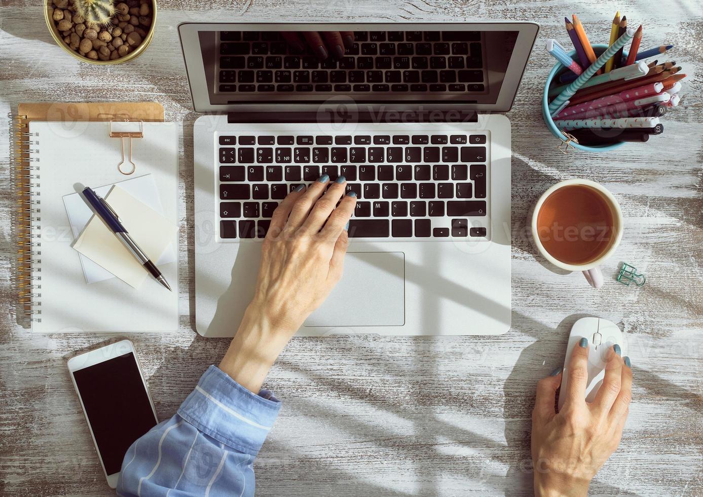 Arbeiten von zu Hause, Online-Shopping, Lernen. Ansicht von oben. Fernstudium. foto