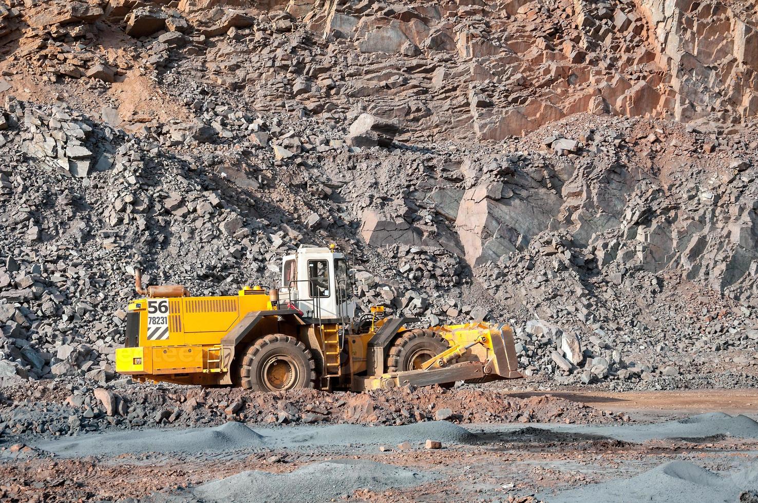 Tagebau-Muldenkipper fahren allein Industriegebiet des Eisenerz-Steinbruchs foto