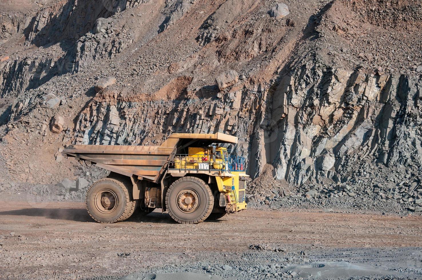 Tagebau-Muldenkipper fahren allein Industriegebiet des Eisenerz-Steinbruchs foto