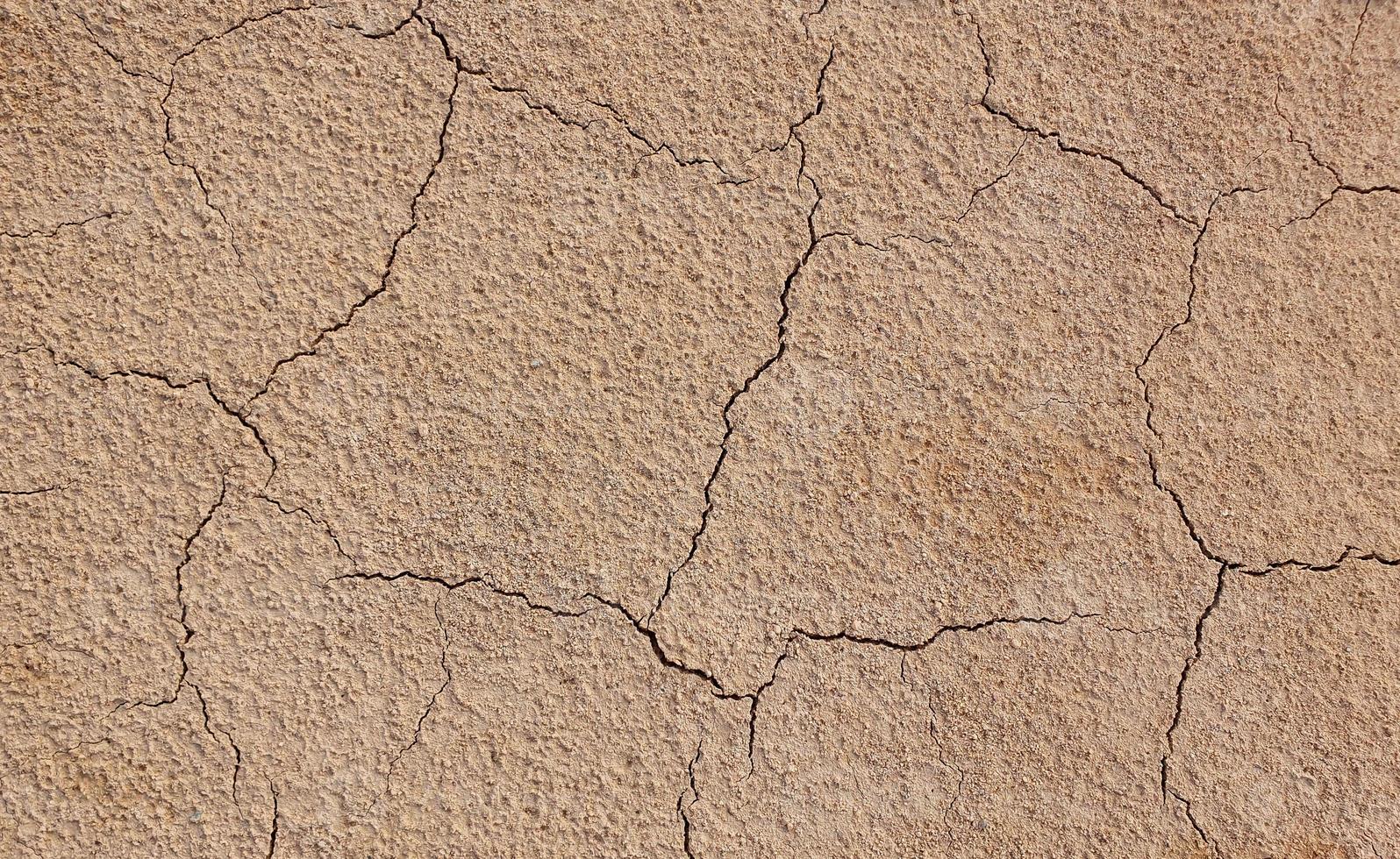 Boden durch Trockenheit rissig. Trockenzeit lässt den Boden austrocknen und reißen foto