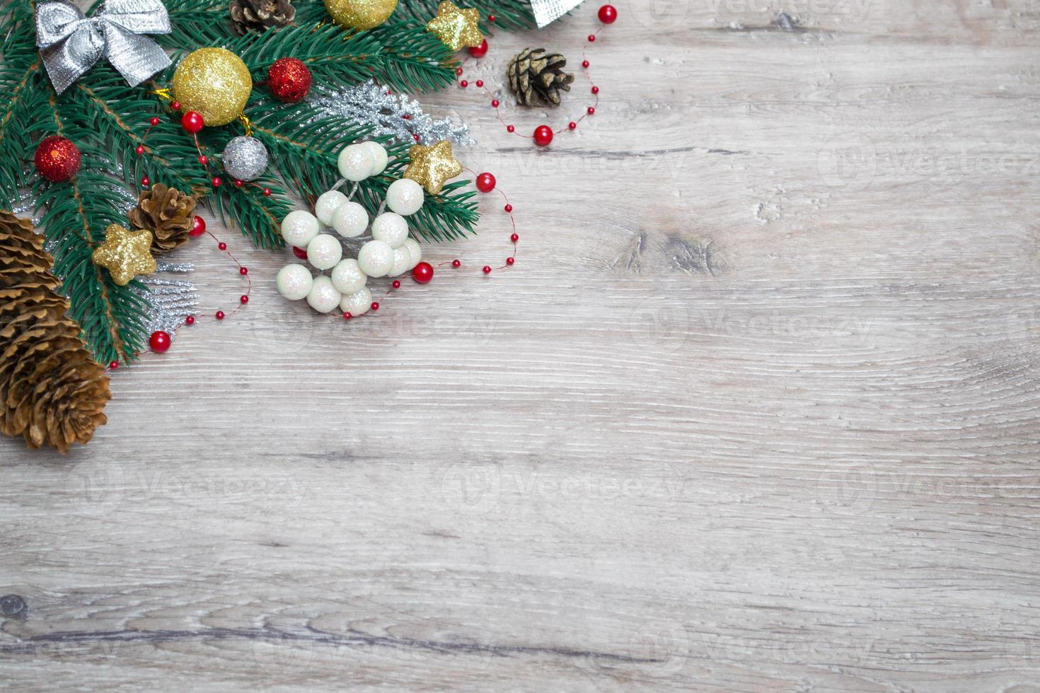 Weihnachtsfahnenmodell, Grußkartenschablone mit Dekorationen, flache Draufsicht auf hölzernem Hintergrund mit Kopienraum. Nahaufnahme foto
