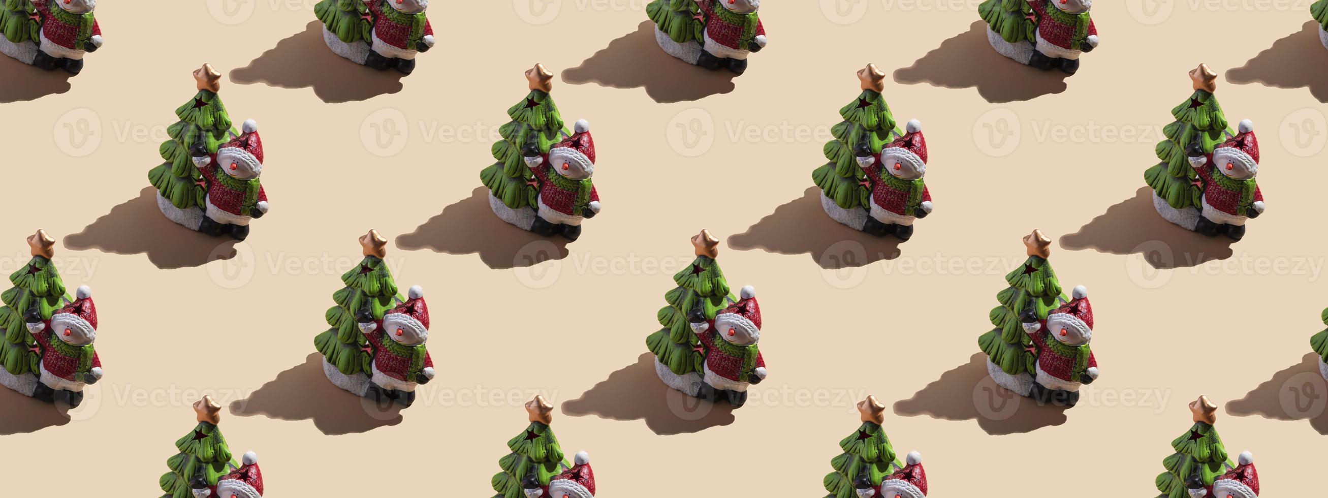 Neujahrskarte Nahaufnahme ein Schneemann mit einem Weihnachtsbaum auf einem beigen Hintergrund mit einem harten Schatten. nahtloses Muster, Banner foto